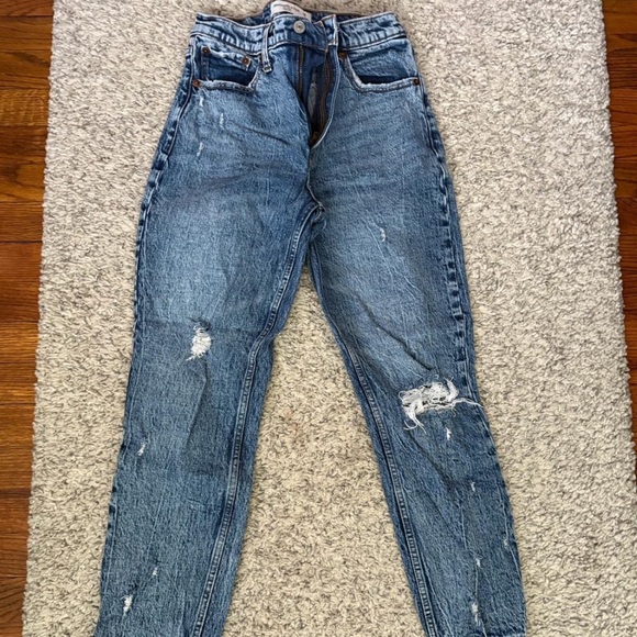A&F The Mom High Rise Jeans - Picture 2 of 2
